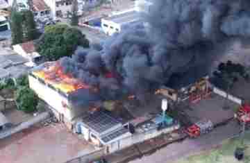 Incêndio atinge fábrica de embalagens de Cascavel